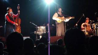 Tiger Lillies Live στο προαύλιο (Badminton)-Haunting Me (5-7-2010)