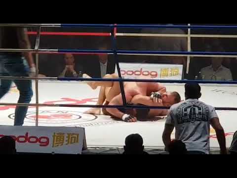 MMA Kampf mit Tamirlan Hendo in Hallman Dadaev.Tamirlan ist von Fahrschule Vienna gesponsort / Iscel