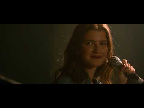 vidéo le personnage de michèle laroque chante avec sa fille dans le film BRILLANTISSIME