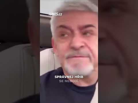 Hřibe, neschovávej se, rozkopu tě po právu, zpívá Michal Suchánek v pražské dopravě