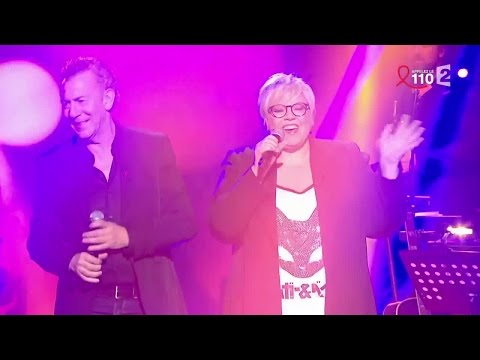Laurence Boccolini et François Feldman chantent "Joue Pas"