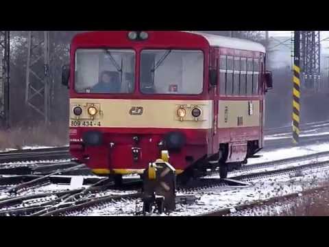 Motorový vůz 809 434-4 přijíždí do stanice Čelákovice