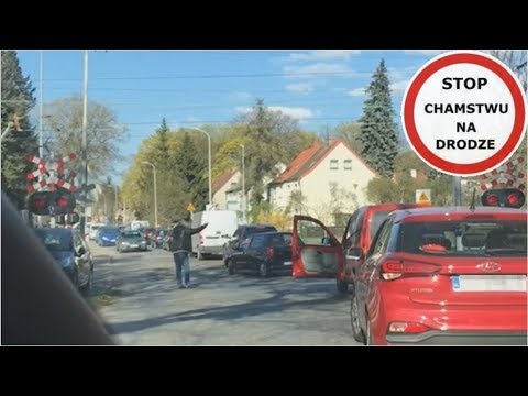 Sygnalizacja włączona i nadjeżdża pociąg ...