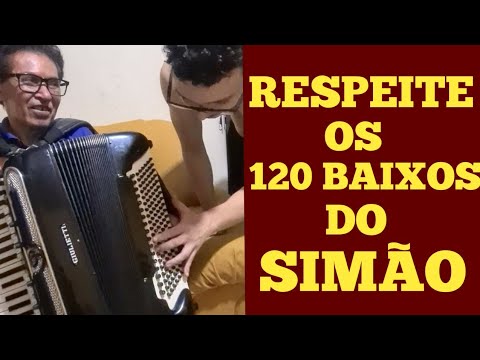 O sanfoneiro SIMÃO MÃO BOBA  criando uma FRASE nos BAIXOS da SANFONA no SOLO de NOCA DO ACORDEON
