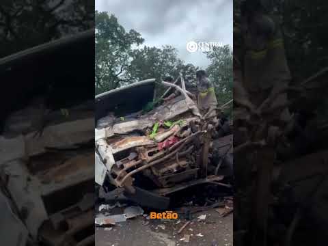 Colisão entre caminhões deixa mort0 e ferid0s na PI-140 entre Floriano e Itaueira