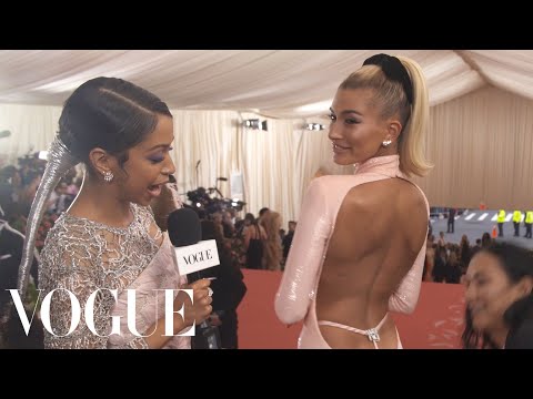 海莉-比伯在她的甜美性感的Met Gala禮服上｜Met Gala 2019 with Liza Koshy｜Vogue (Hailey Bieber on Her Sweet and Sexy Met Gala Dress | Met Gala 2019 With Liza Koshy | Vogue)
