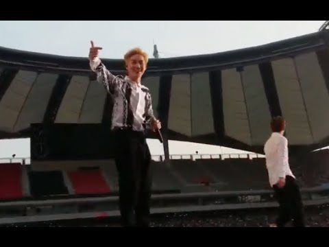 [Fancam] 140815 EXO Suho EXO-L Sign at SMTOWN Live World Tour IV in Seoul