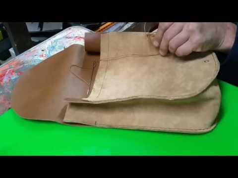 Cucitura a mano di una borsa di pelle