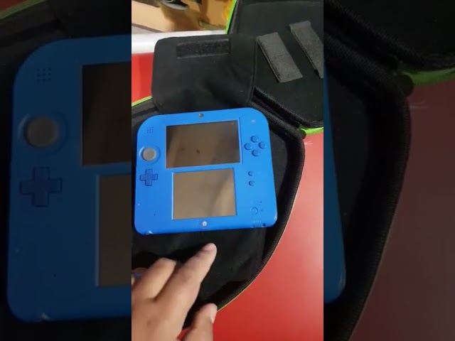 Vídeo relacionado con Estuche de Transporte de Viaje para Consola 2DS, Tarjeta de Juego y Otros Accesorios, con 8 Soportes para Tarjetas de Juego (Rojo)