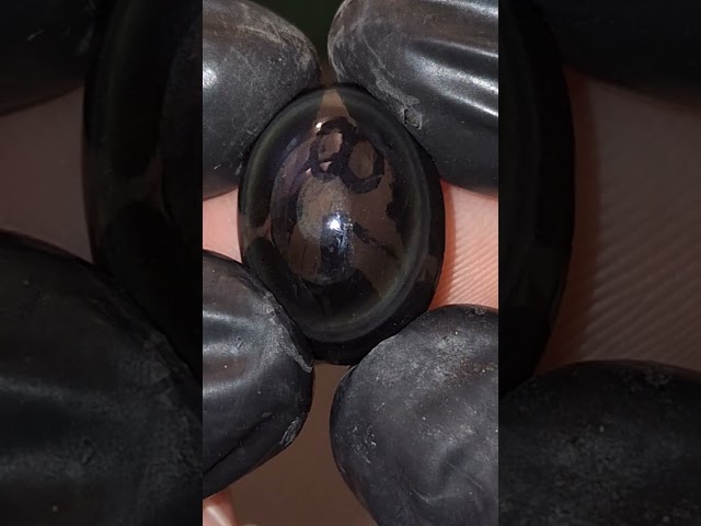حجر أوبسيدان عين الملكة أسود مع توهج طبيعي