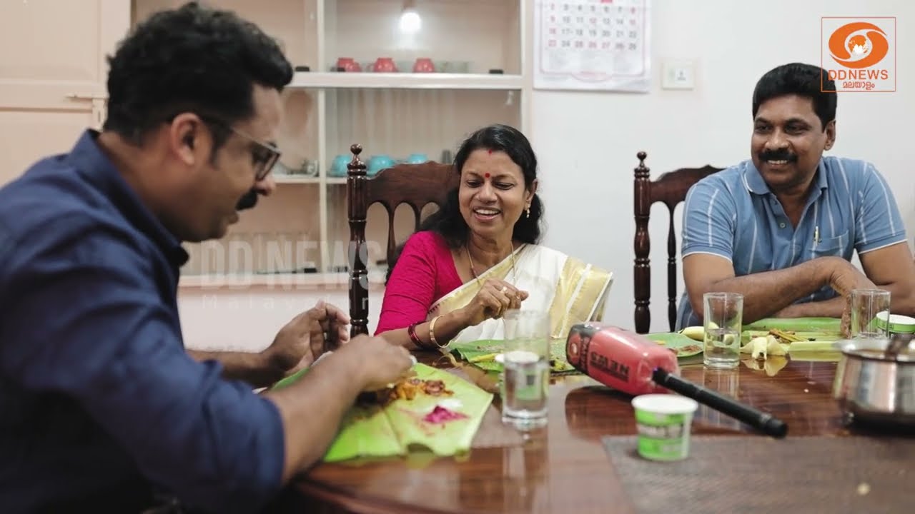 ഓണ വിശേഷങ്ങൾ പങ്കുവെച്ചും ഓണസദ്യയുണ്ടും മന്ത്രി ബി