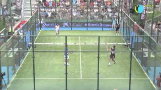 Cristian Gutierrez la mete desde fuera de reves y la saca por el otro lado