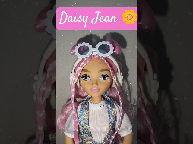 Vídeo relacionado con Barbie Dream Besties Daisy Jean Muñeca de Moda articulada y Accesorios, con Ropa Intercambiable y el Pelo Rosa Ondulado, Incluye 9 Piezas de temática Musical y de DJ, JDD74