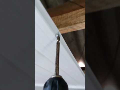 parafusando forro PVC na madeira