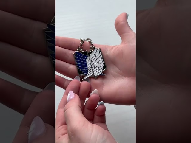 Vídeo relacionado con Aurabeam Attack-s on Titan-s LEVI-s AOT-s Llavero de anime japonés y manga figura colgante, verde, marrón