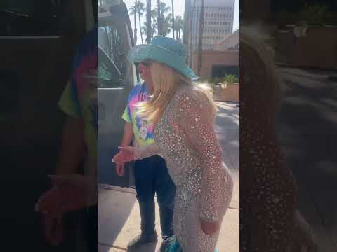 Laura Leon  lista para un show vamos tesoros