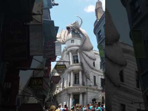Fire breathing dragon on Gringotts Bank in Universal Studios