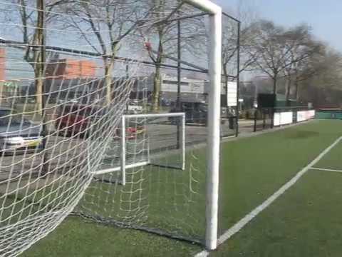 Voetbaltraining op woensdagmiddag bij RVV Blijdorp in Rotterdam.