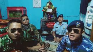 Download lagu Anggota TNI AU menyanyikan lagu 'Surat Cinta Untuk Starla' mp3
