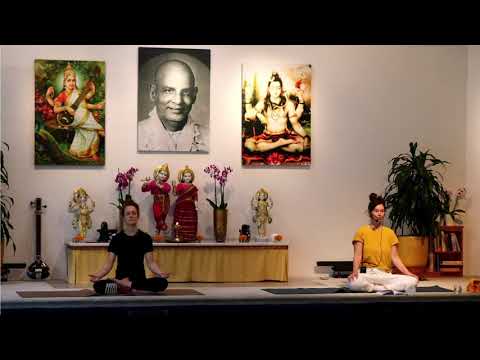 YOGA "Meditatives Halten" mit Pranavi - Yoga Vidya Mittelstufe - Live 16:15 Uhr 18.09.2021