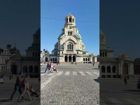 Uau Vistas matinais como esta 😍A impressionante Catedral de St. Alexander Nevsky. Bulgária, Sofia 🇧🇬 #travel
