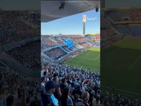 ""El que no salta es un traidor": la hinchada de Racing cantó contra Maxi Salas" Barra: La Guardia Imperial &bull; Club: Racing Club