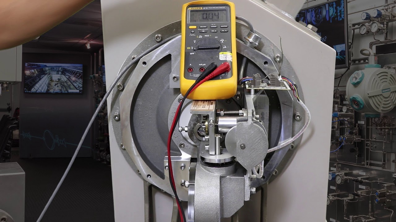 Calibrating a dry solids flow meter