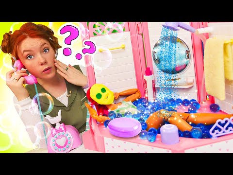 Puppen Video mit Irene und Barbie Puppen. Irene hält Ken vor seinem Date mit Barbie auf