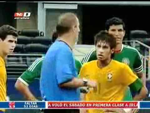 Neymar escupe a un rival en el México vs Brasil (04-06-2012)