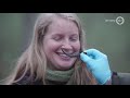 Mirte speurt in het bos naar verse 'wolvendrollen' - BuitenGewoon