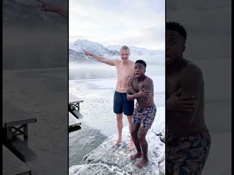 🥶 HAALAND LEVOU O VINI PRO BANHO DE VIKING… DEU MUITO RUIM 😂 #shorts #haaland  #viniciusjr