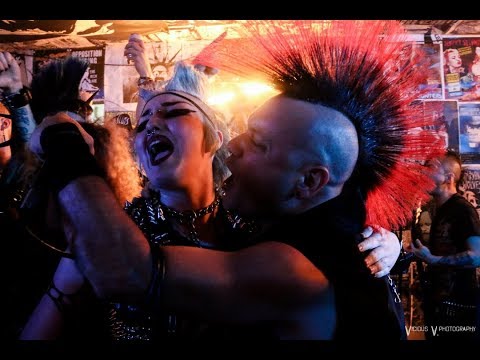 Starving Wolves - Four Walls (OFFICIAL VIDEO)