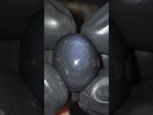 حجر أوبسيدان عين الملكة أسود مع توهج طبيعي