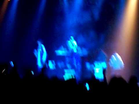 snoop dogg performs jump around / drop it like its hot