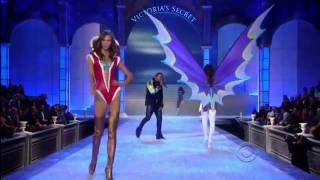 Kanye West performs `Stronger` at the Victoria&#39;s Secret Fashion Show 2011