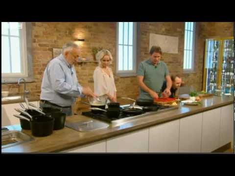 James Martin cooks Chateaubriand with béarnaise sauce and fries for Jennifer Ellison 22/09/2012