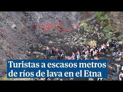 Preocupació a Sicília pels centenars de turistes a escassos metres de rius de lava a l'Etna