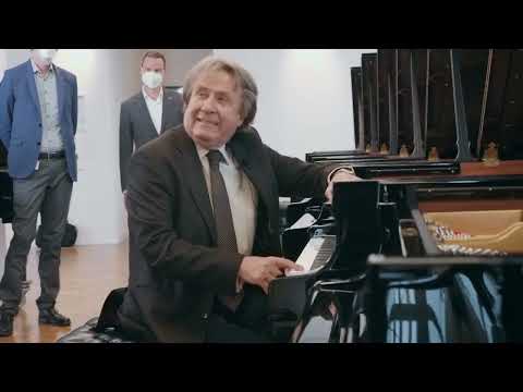 Rudolf Buchbinder wählt den neuen Steinway-Konzertflügel für den Großen Musikvereinssaal [eng subs]