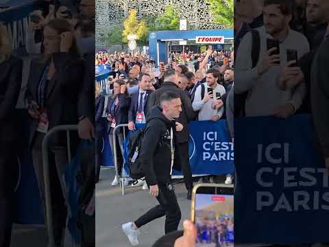 🤯​ Quelle ambiance devant le Parc des Princes pour l'arrivée des joueurs du PSG #psg #football