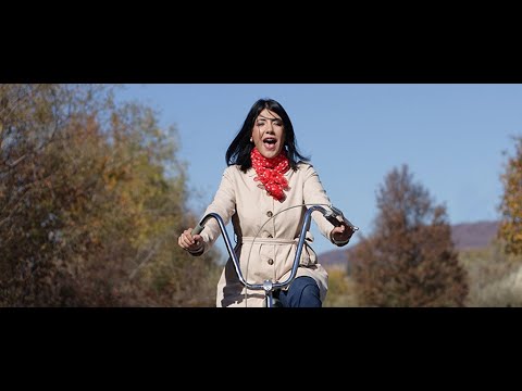 Spam - Fata care merge pe bicicletă