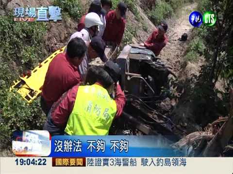 怪手翻落邊坡 駕駛被壓在底下!