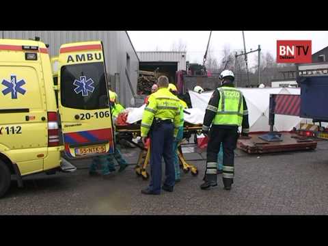 Man bedolven onder lading ijzer in Roosendaal