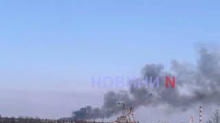 Над центром Николаева поднимается столб дыма – горит камыш (видео)