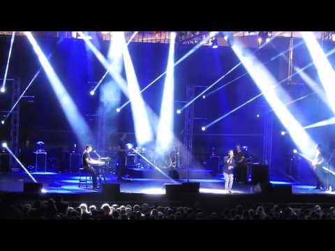 ריטה מארחת את הראל סקעת ביריד חוצות היוצר בירושלים .2016