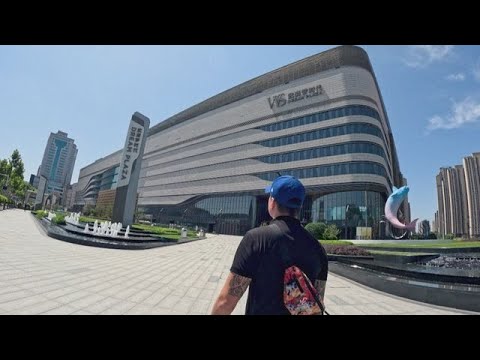Video Thumbnail: Die größte Mall der Welt: Shopping und Freizeitpark zugleich | Galileo