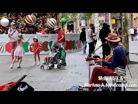 Busking in Sydney - Shake Your Hips at Christmas!