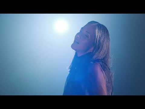 Váczi Eszter - A Duna parton