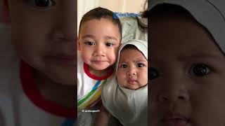 Potret Kedekatan Baby Lily dan Rayyanza, Anak Perempuan Raffi & Nagita Tampil Gemas Pakai Hijab