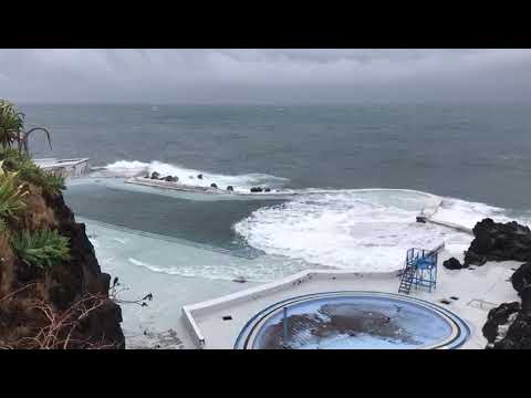 Ondas invadem Complexo Balnear do Lido