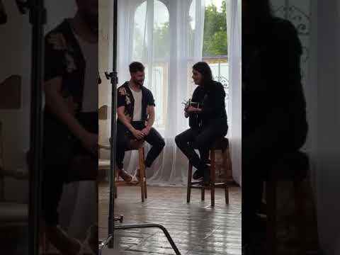 Calum Scott e James Bay cantando juntos